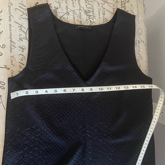 Sisley black v-neck, sleeveless size xs - Picture 2 of 5